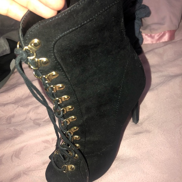 Heels - Picture 4 of 4